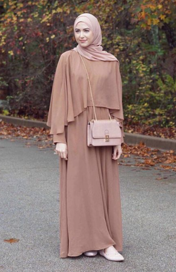 Gaun dengan potongan cape yang berkelas